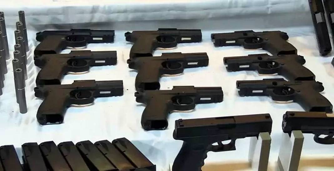 Oyuncak dükkanının alt katına inen polisin ağzı açık kaldı! Şehrin göbeğinde üretim atölyesi kurmuşlar 9